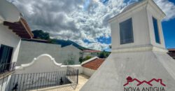 J143 – Casa estilo colonial con amplios espacios y 4 habitaciones en zona exclusiva