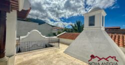 J143 – Casa estilo colonial con amplios espacios y 4 habitaciones en zona exclusiva