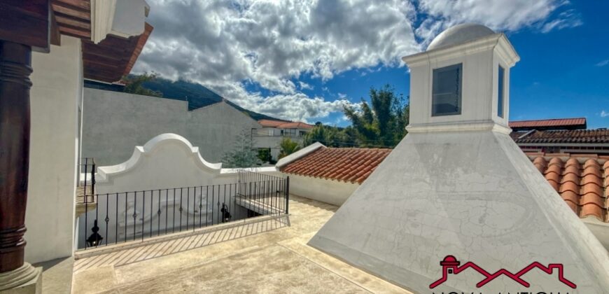 J143 – Casa estilo colonial con amplios espacios y 4 habitaciones en zona exclusiva