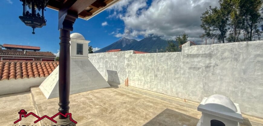 J143 – Colonial-style house with spacious rooms and 4 bedrooms in an exclusive area