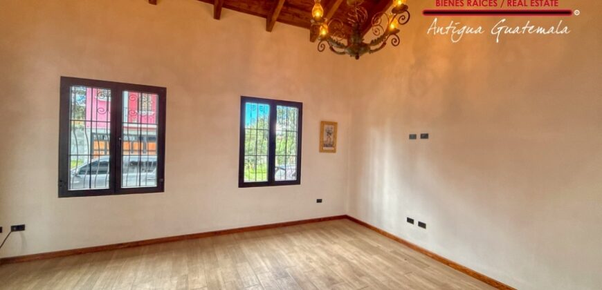 J143 – Colonial-style house with spacious rooms and 4 bedrooms in an exclusive area