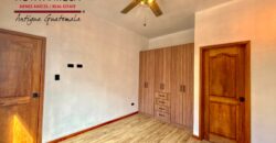 J143 – Casa estilo colonial con amplios espacios y 4 habitaciones en zona exclusiva