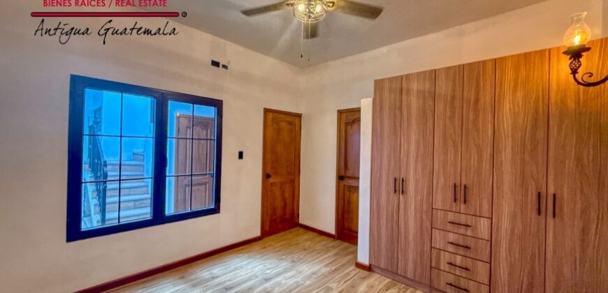 J143 – Colonial-style house with spacious rooms and 4 bedrooms in an exclusive area