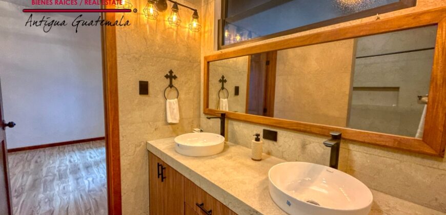 J143 – Casa estilo colonial con amplios espacios y 4 habitaciones en zona exclusiva