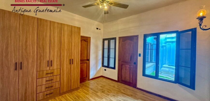 J143 – Colonial-style house with spacious rooms and 4 bedrooms in an exclusive area