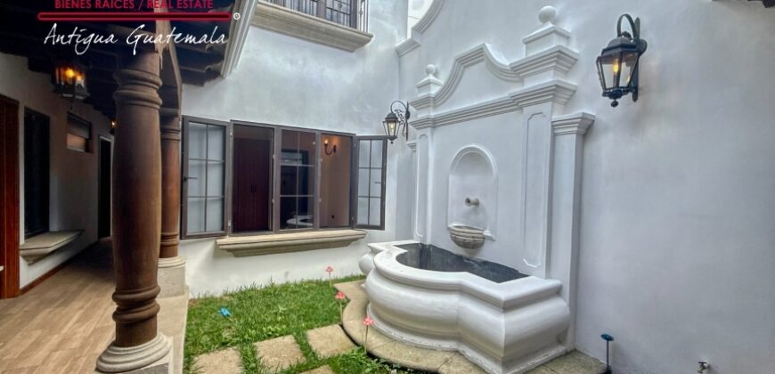 J143 – Colonial-style house with spacious rooms and 4 bedrooms in an exclusive area