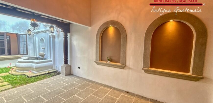 J143 – Colonial-style house with spacious rooms and 4 bedrooms in an exclusive area