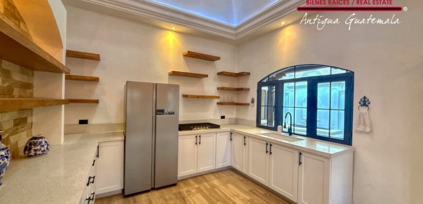 J143 – Colonial-style house with spacious rooms and 4 bedrooms in an exclusive area