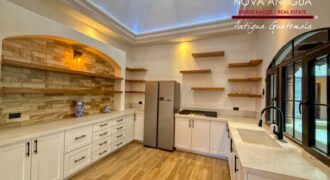 J143 – Colonial-style house with spacious rooms and 4 bedrooms in an exclusive area