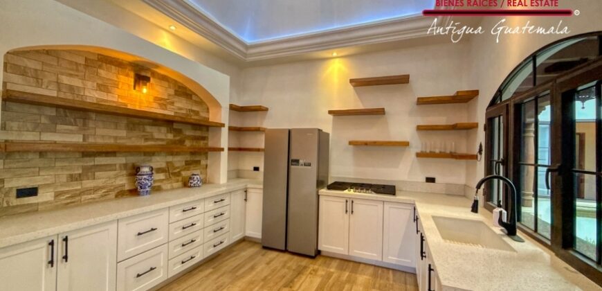 J143 – Colonial-style house with spacious rooms and 4 bedrooms in an exclusive area