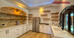 J143 – Casa estilo colonial con amplios espacios y 4 habitaciones en zona exclusiva