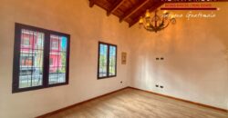 J143 – Casa estilo colonial con amplios espacios y 4 habitaciones en zona exclusiva