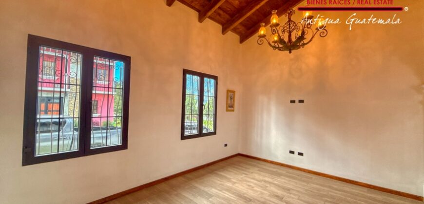 J143 – Casa estilo colonial con amplios espacios y 4 habitaciones en zona exclusiva