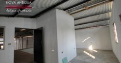 A4241 – Bodega amplia en calle transitada, ideal para negocio o almacenaje