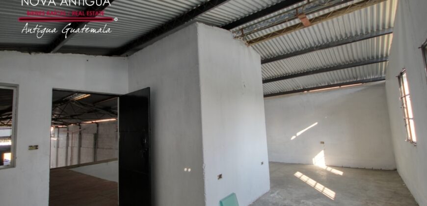 A4241 – Bodega amplia en calle transitada, ideal para negocio o almacenaje