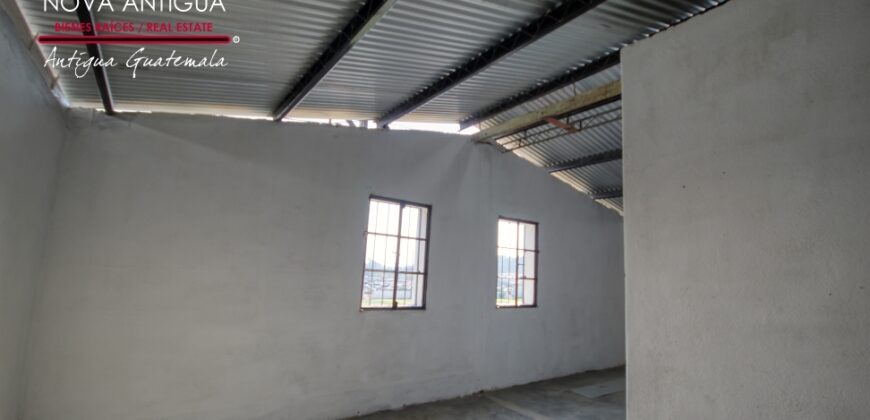 A4241 – Bodega amplia en calle transitada, ideal para negocio o almacenaje