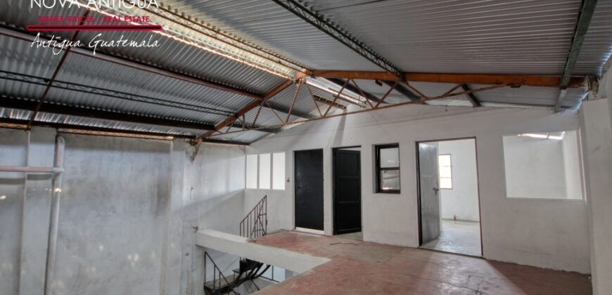 A4241 – Bodega amplia en calle transitada, ideal para negocio o almacenaje