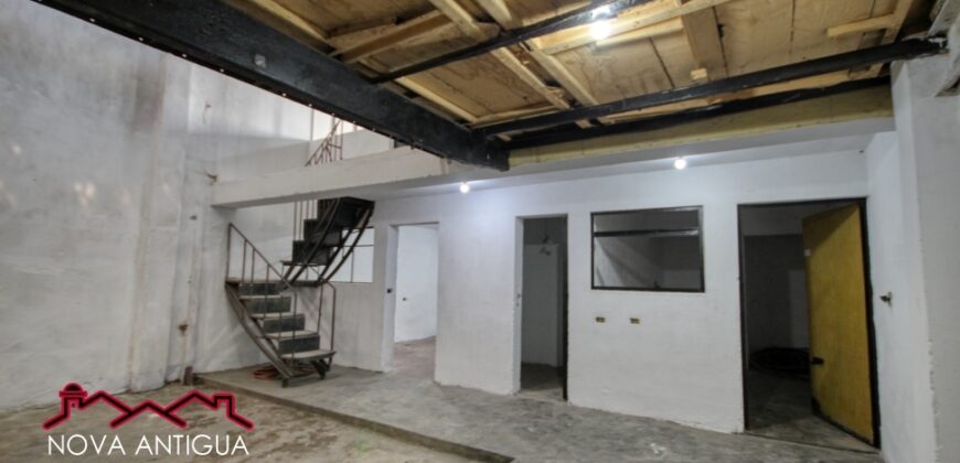 A4241 – Bodega amplia en calle transitada, ideal para negocio o almacenaje