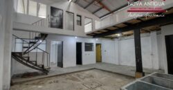 A4241 – Bodega amplia en calle transitada, ideal para negocio o almacenaje