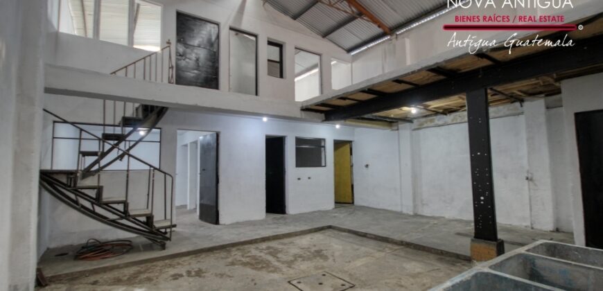 A4241 – Bodega amplia en calle transitada, ideal para negocio o almacenaje