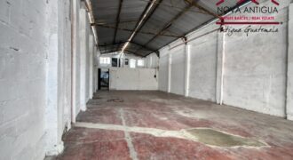 A4241 – Bodega amplia en calle transitada, ideal para negocio o almacenaje