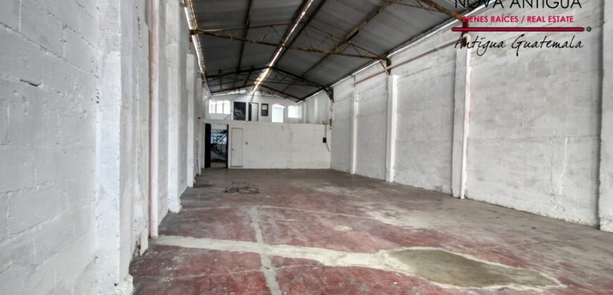 A4241 – Bodega amplia en calle transitada, ideal para negocio o almacenaje