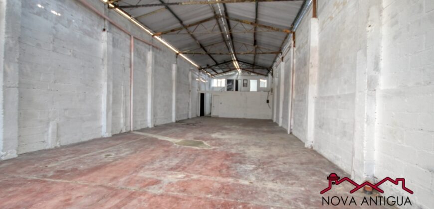 A4241 – Spacious warehouse on a busy street, ideal for business or storage