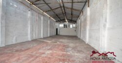 A4241 – Bodega amplia en calle transitada, ideal para negocio o almacenaje