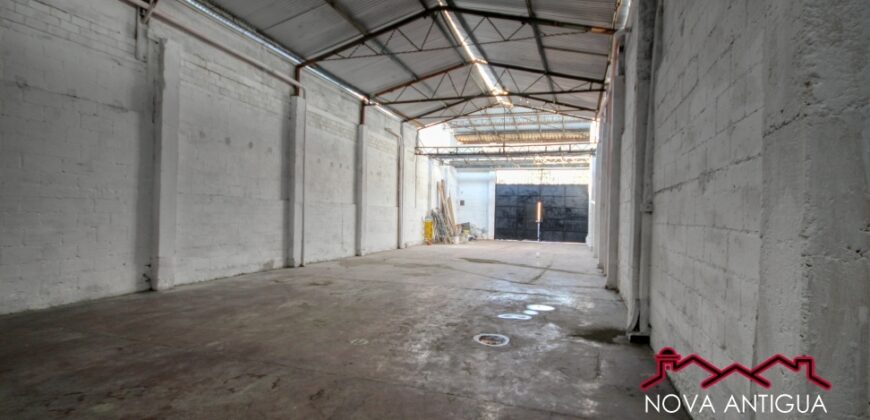 A4241 – Spacious warehouse on a busy street, ideal for business or storage