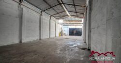 A4241 – Bodega amplia en calle transitada, ideal para negocio o almacenaje