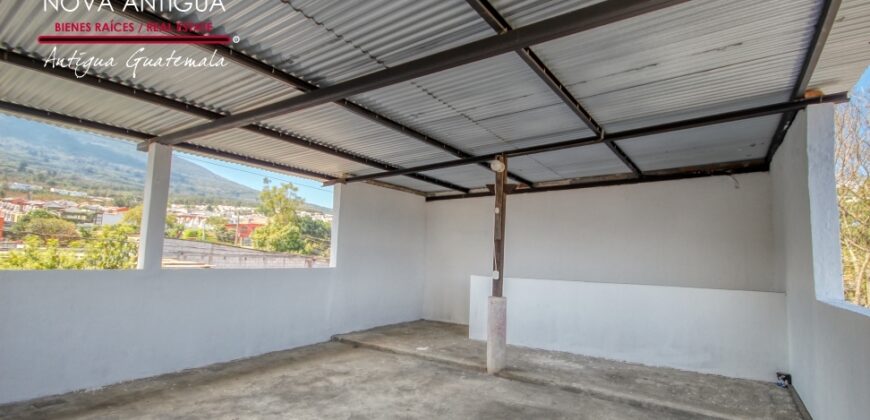 I74 – Amplia casa en el area de San Pedro las Huertas