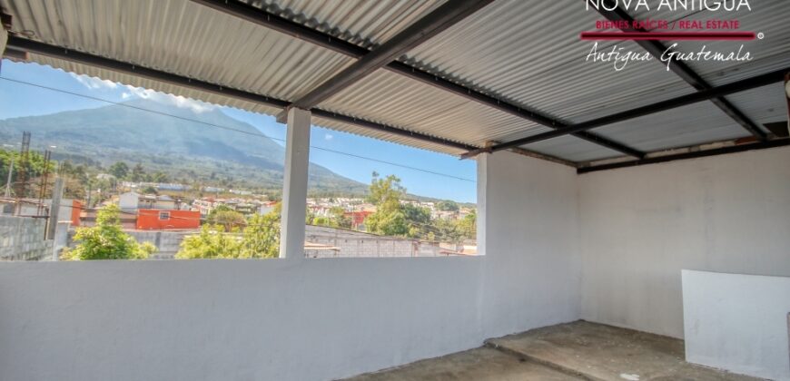 I74 – Amplia casa en el area de San Pedro las Huertas