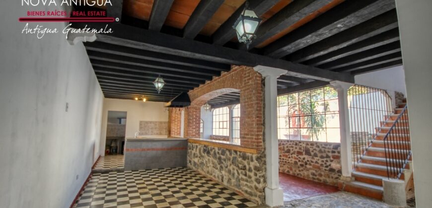 I74 – Amplia casa en el area de San Pedro las Huertas