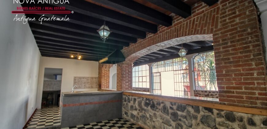 I74 – Amplia casa en el area de San Pedro las Huertas