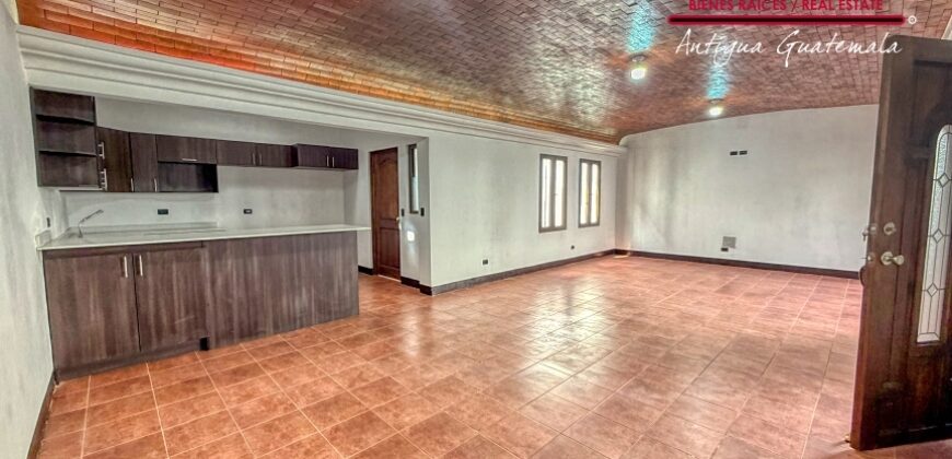 J146 – Casa recien construida en el area de Ciudad Vieja