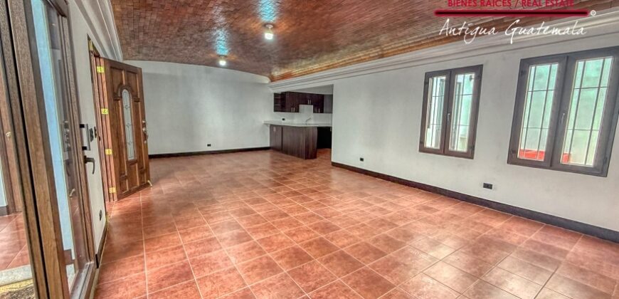 J146 – Casa recien construida en el area de Ciudad Vieja