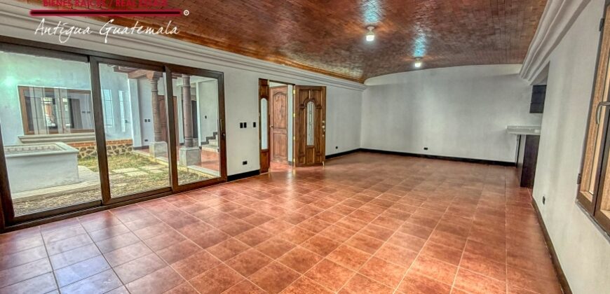 J146 – Casa recien construida en el area de Ciudad Vieja