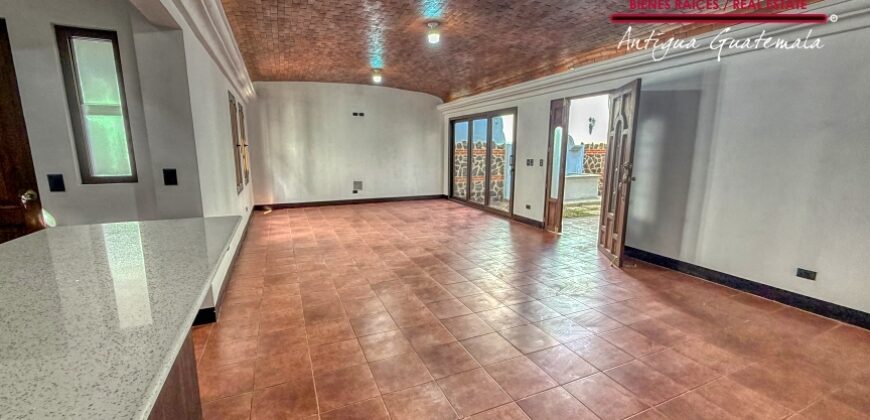 J146 – Casa recien construida en el area de Ciudad Vieja