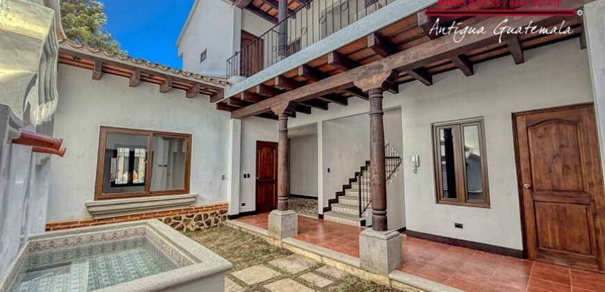 J146 – Casa recien construida en el area de Ciudad Vieja