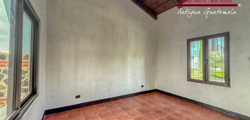 J146 – Casa recien construida en el area de Ciudad Vieja