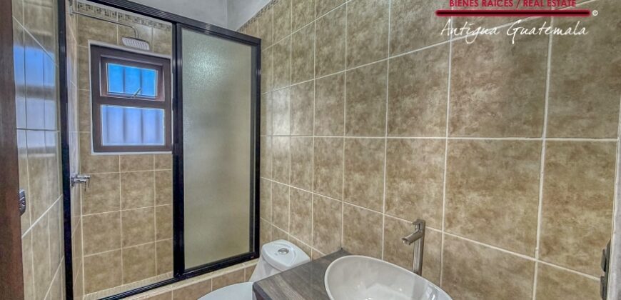 J146 – Casa recien construida en el area de Ciudad Vieja