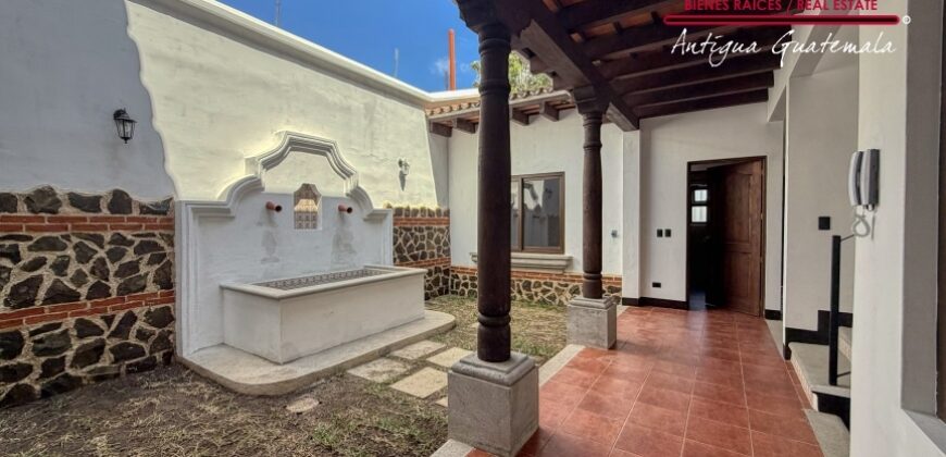 J146 – Casa recien construida en el area de Ciudad Vieja