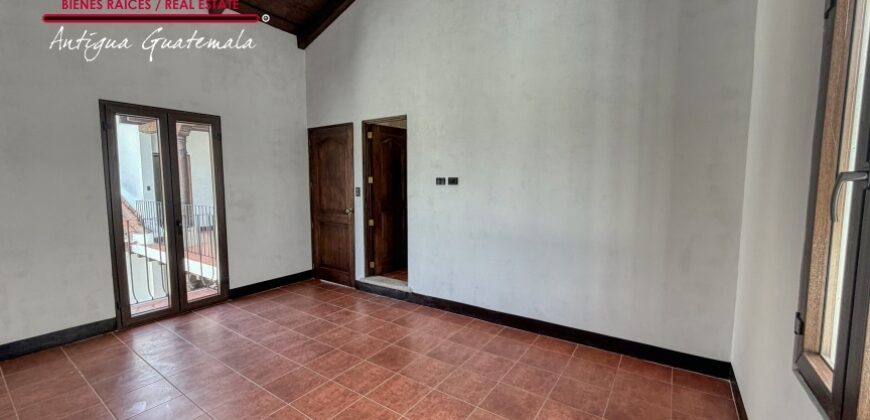 J146 – Casa recien construida en el area de Ciudad Vieja