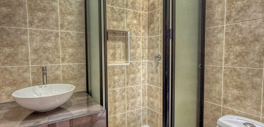 J146 – Casa recien construida en el area de Ciudad Vieja