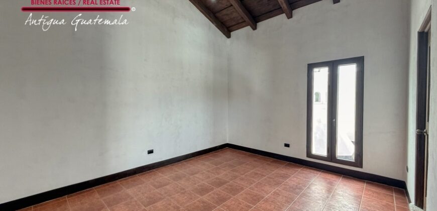 J146 – Casa recien construida en el area de Ciudad Vieja