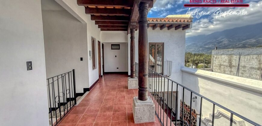 J146 – Casa recien construida en el area de Ciudad Vieja