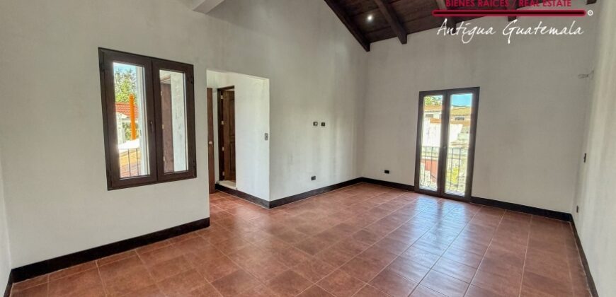 J146 – Casa recien construida en el area de Ciudad Vieja