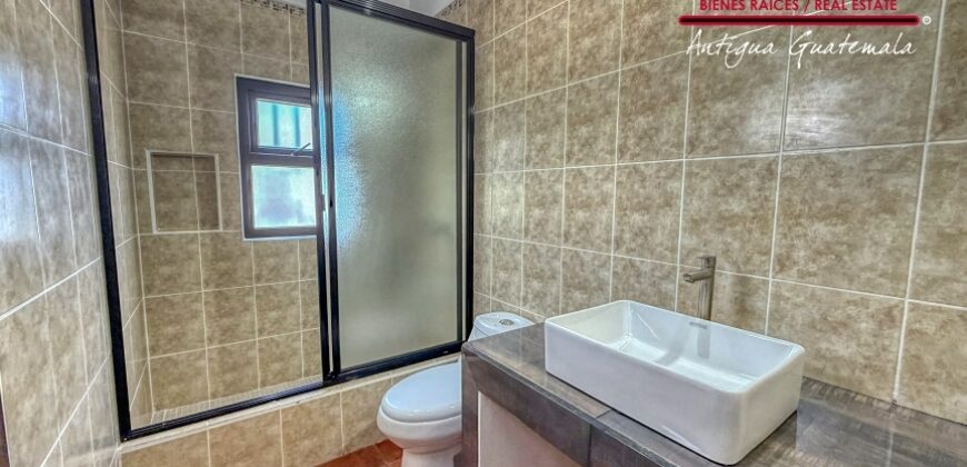 J146 – Casa recien construida en el area de Ciudad Vieja