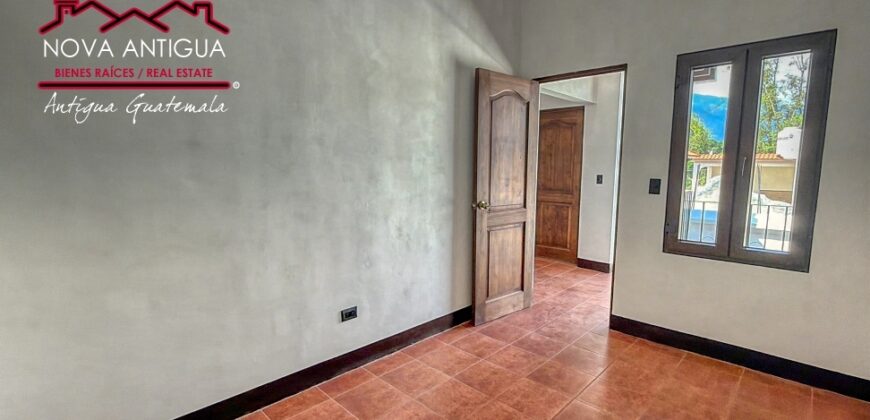 J146 – Casa recien construida en el area de Ciudad Vieja