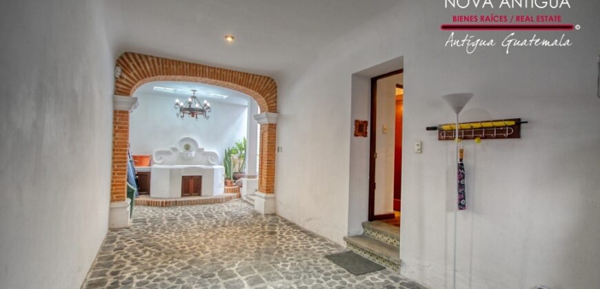 A4242 – Beautiful newly remodeled house in the center of Antigua G.